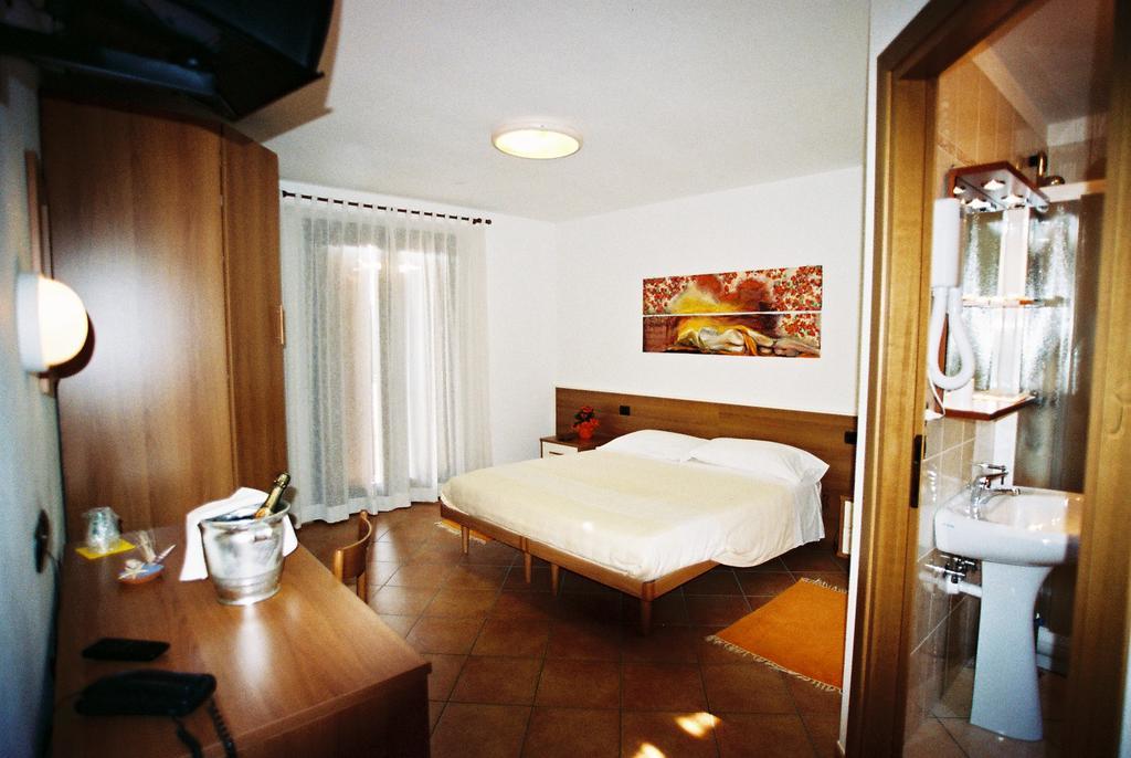 Il Grappolo D' Oro Hotel Arba Luaran gambar